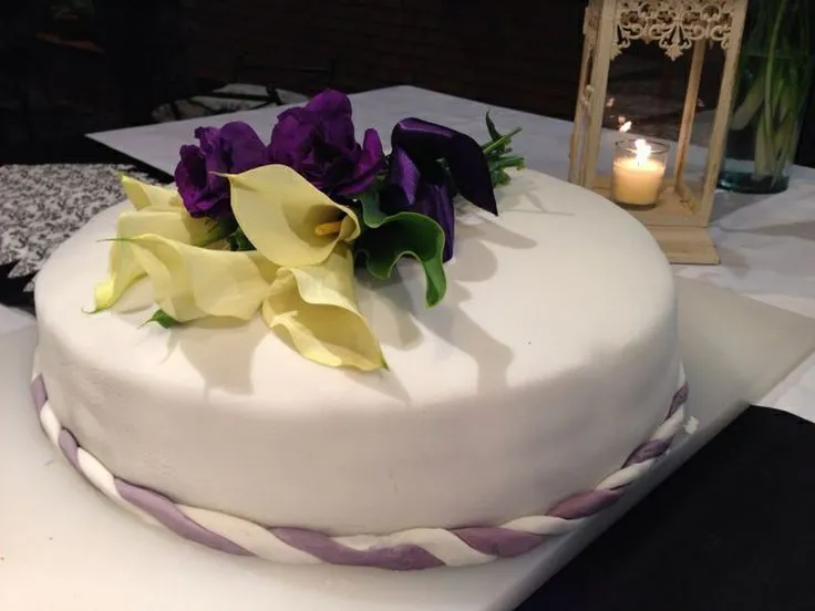 Torta de Matrimonio Civil con Calas y Lisiantum ... Torta de Matrimonio Civil con Calas y Lisiantum ...