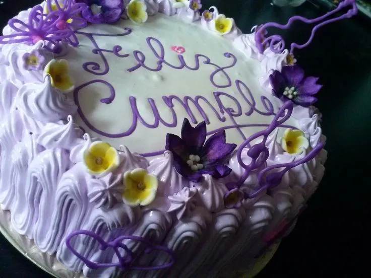 Torta con merengue violeta y flores de pastillaje | Tartas y ...