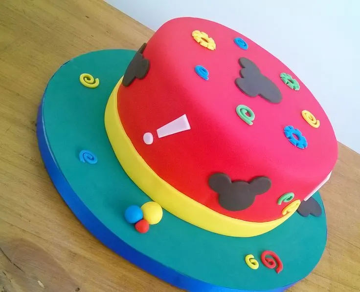 Torta de Mickey Mouse en base rojo con rueditas de colores ... Torta de Mickey Mouse en base rojo con rueditas de colores ...