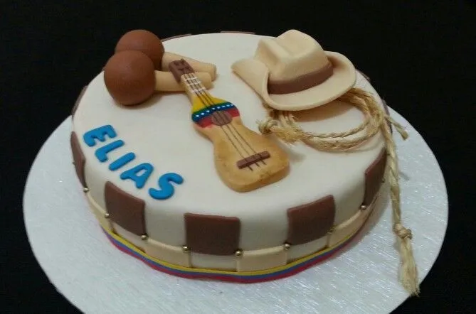 Torta y modelados (maracas, sombrero y cuatro) con fondant ...