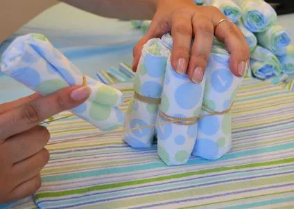 Cómo hacer un pastel de pañales en 9 pasos - BabyCenter Cómo hacer un pastel de pañales en 9 pasos - BabyCenter