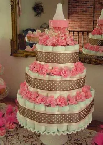 Torta de pañales, marrón con puntos rosados, pompones y biberón ...