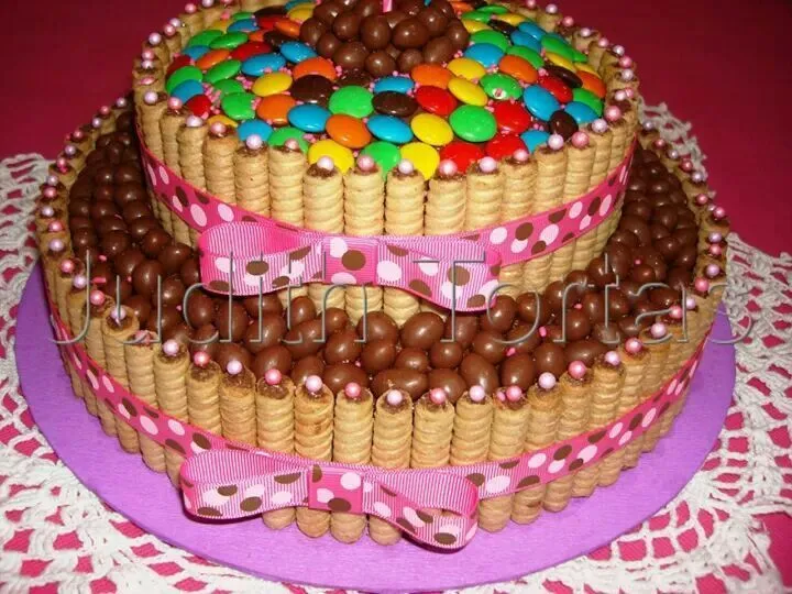 Tortas/cakes con golosinas on Pinterest | Dandy, Chocolates and Samba