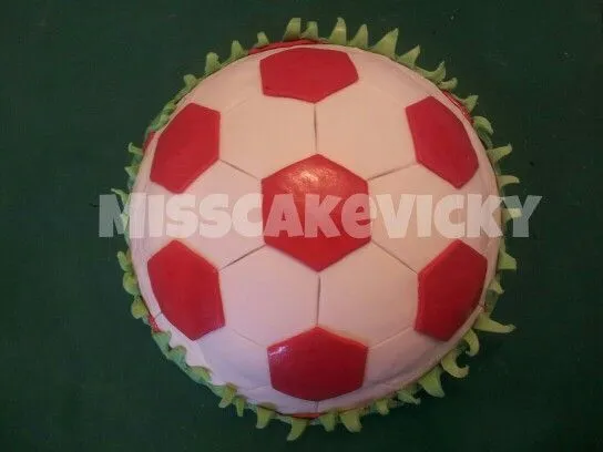 Torta de dos pisos, el primero una pelota decorada con pastillaje ... Torta de dos pisos, el primero una pelota decorada con pastillaje ...