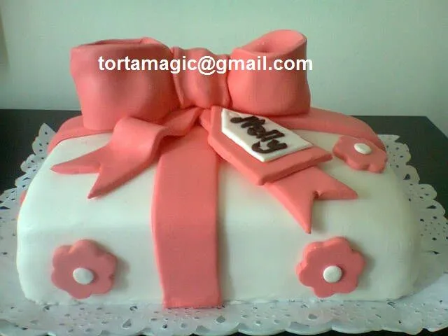 Torta regalo con moño y flores código 519