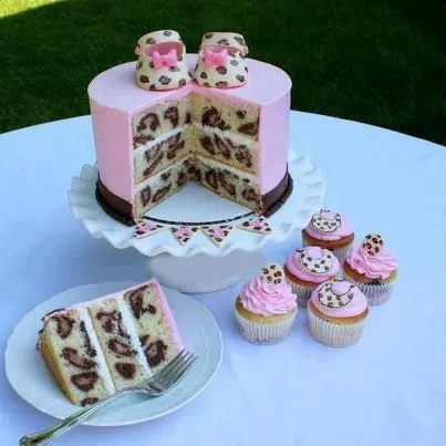 Torta rosada animal print con zapatitos de bebé y cupcakes | Ideas ... Torta rosada animal print con zapatitos de bebé y cupcakes | Ideas ...