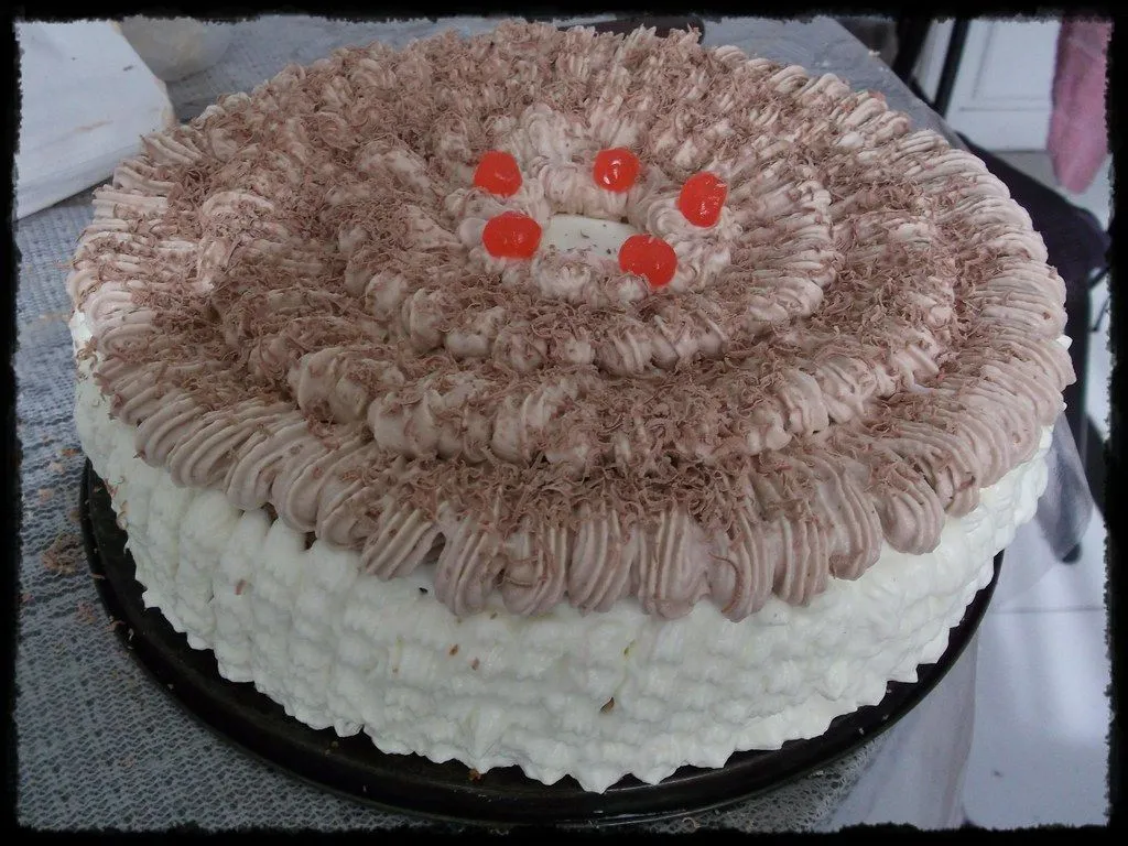 Torta de vainilla cubierto con crema de chocolate x nena_on - Taringa! Torta de vainilla cubierto con crema de chocolate x nena_on - Taringa!