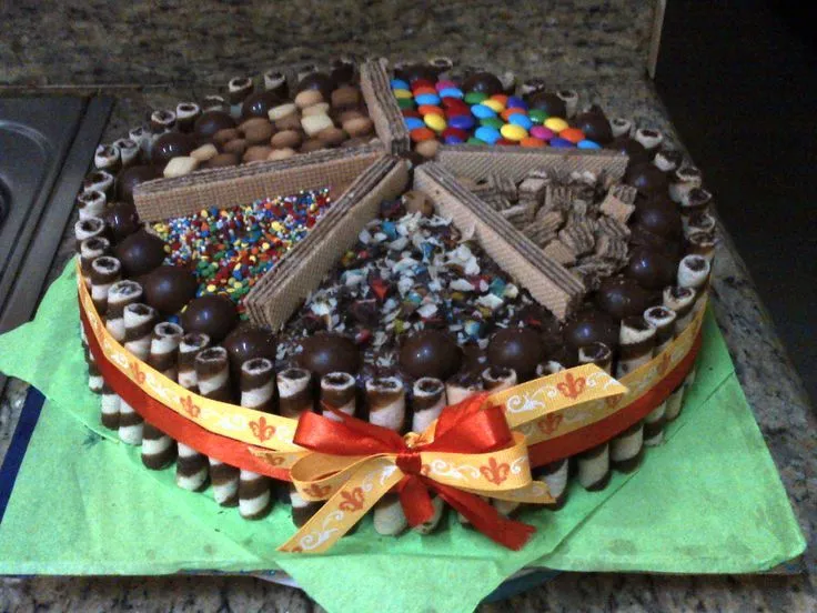 Torta de vainilla decorada con chocolates blancos y negros y ...