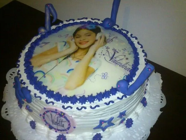 Torta Violetta, de merengue y adornos en pasta comestible. | torta ... Torta Violetta, de merengue y adornos en pasta comestible. | torta ...