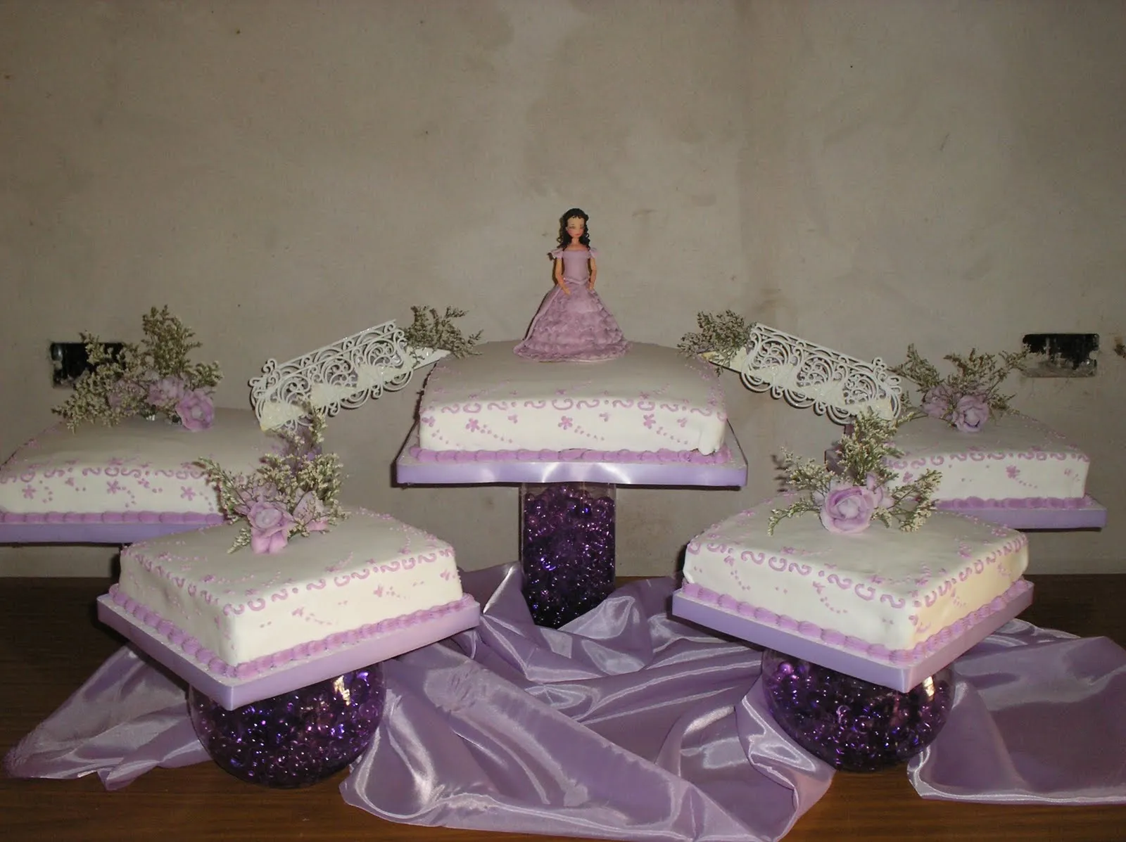 Torta de 15 años de 5 pisos cuadrada unidas por escaleras con rosas ... Torta de 15 años de 5 pisos cuadrada unidas por escaleras con rosas ...