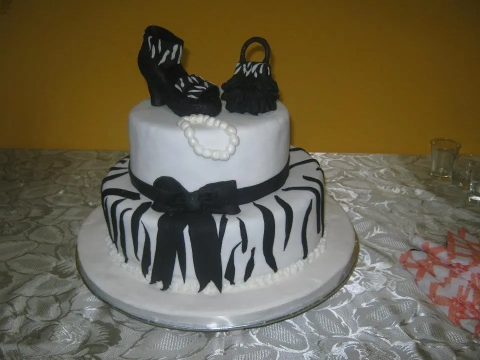 TORTAS Y BOCADITOS CHICLAYO: Torta de cumpleaños para mujer TORTAS Y BOCADITOS CHICLAYO: Torta de cumpleaños para mujer