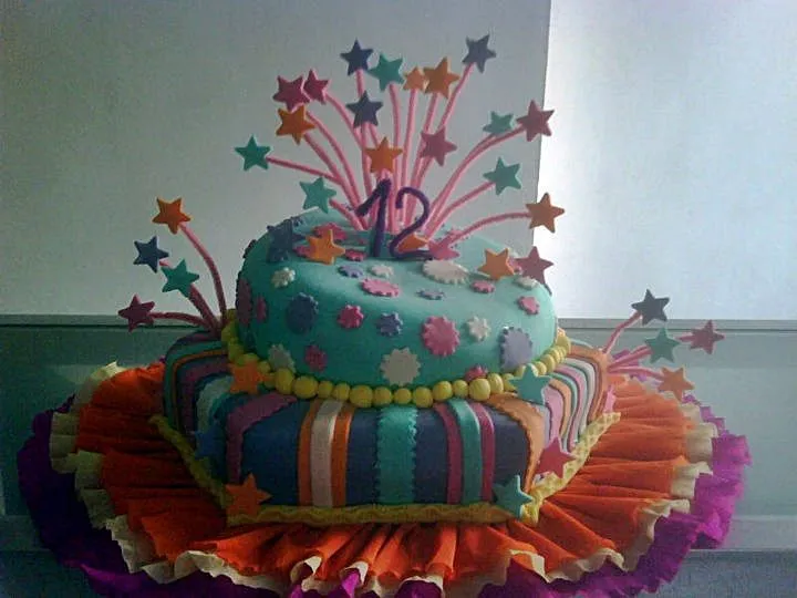Tortas y Decoraciones: Torta Multicolor para Niña Tortas y Decoraciones: Torta Multicolor para Niña