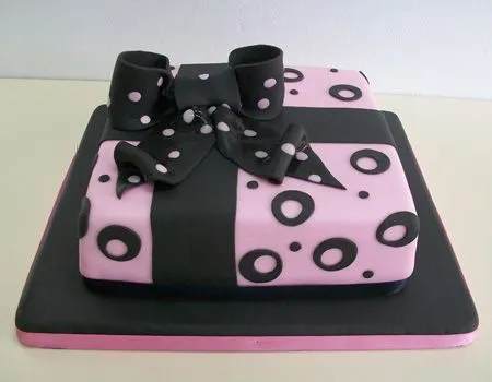 Torta con forma de regalo - Fiestas infantiles Torta con forma de regalo - Fiestas infantiles