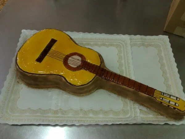 Tarta en forma de Guitarra - Pasteleria en Lorca y Aguilas Tarta en forma de Guitarra - Pasteleria en Lorca y Aguilas