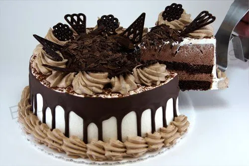 Rica torta de chocolate, rellena de chocolate. cubierta con ... Rica torta de chocolate, rellena de chocolate. cubierta con ...