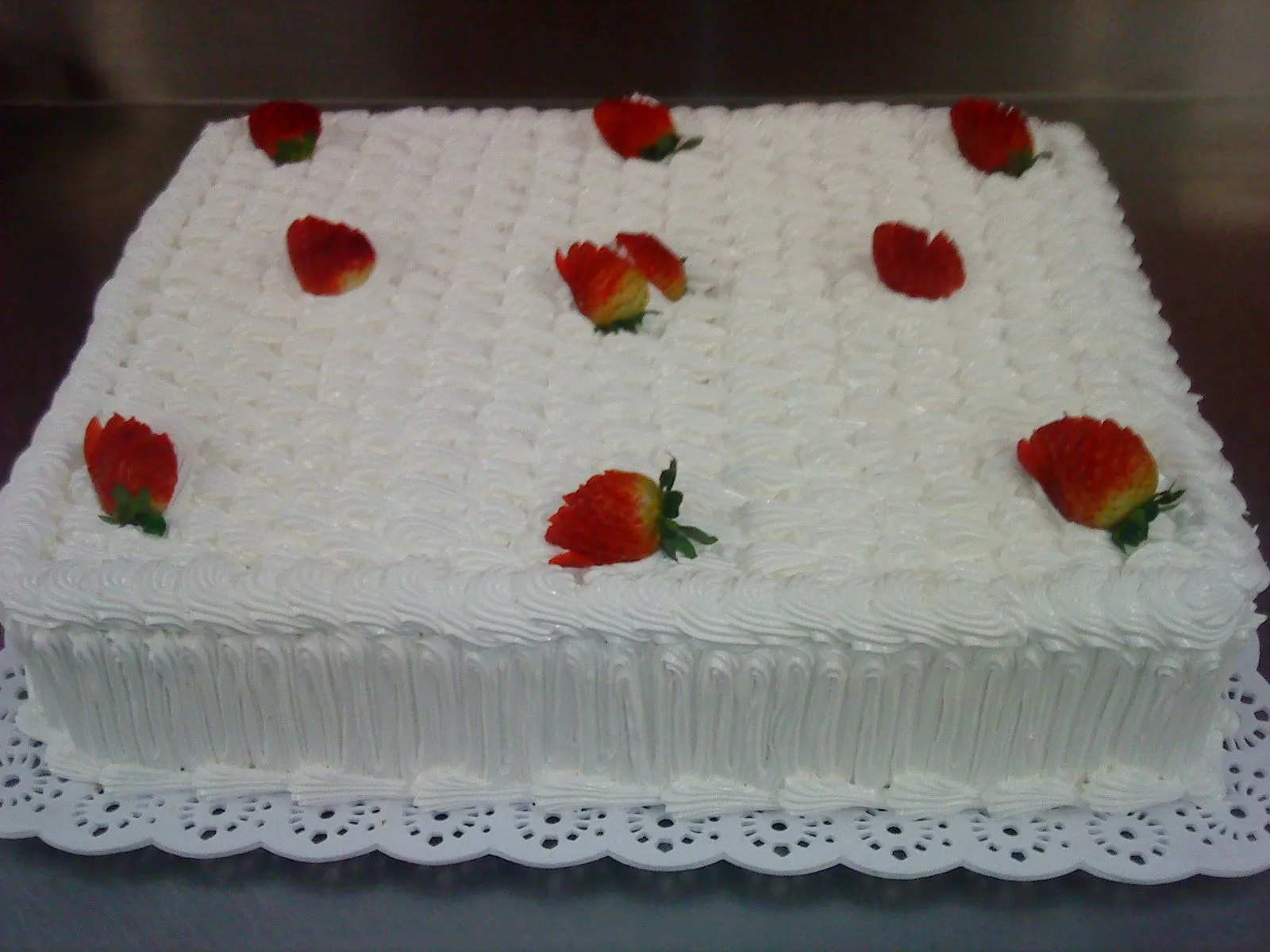 tortasdecoradasymesasdulces: torta rectangular de vainilla crema y ...