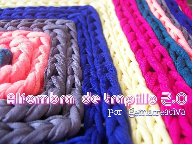 Alfombra confeccionada con trapillo en punto cadeneta sobre una ... Alfombra confeccionada con trapillo en punto cadeneta sobre una ...