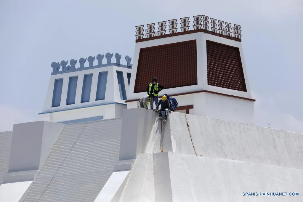 Trabajadores laboran en la instalación de la maqueta monumental del Huey Teocalli en México| Spanish.xinhuanet.com Trabajadores laboran en la instalación de la maqueta monumental del Huey Teocalli en México| Spanish.xinhuanet.com
