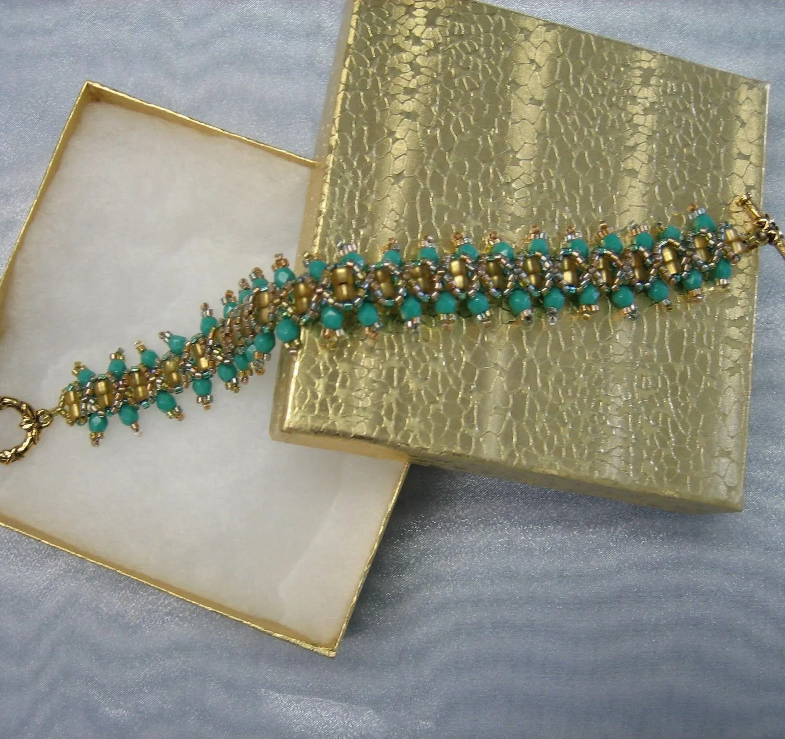 Trabajos en Mostacilla: IDEAS PARA HACER PULSERAS CON MOSTACILLA Trabajos en Mostacilla: IDEAS PARA HACER PULSERAS CON MOSTACILLA