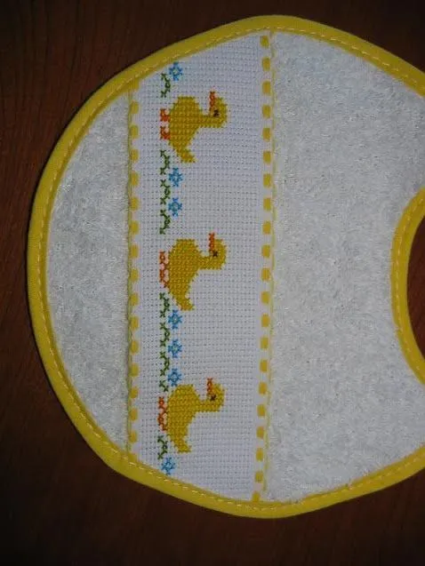 mis trabajos a punto de cruz y ganchillo: Babero con patitos mis trabajos a punto de cruz y ganchillo: Babero con patitos