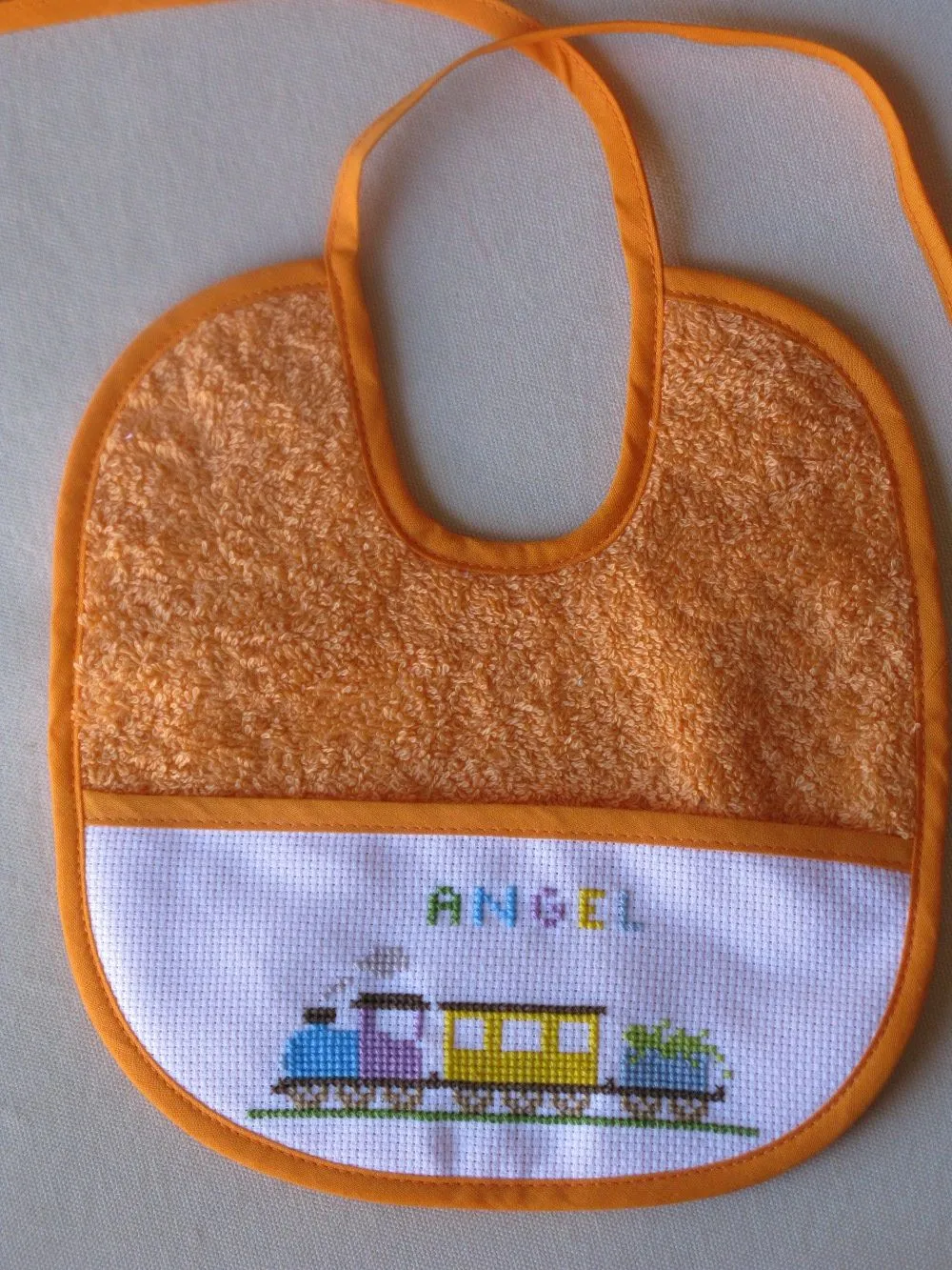 mis trabajos a punto de cruz y ganchillo: Babero con tren