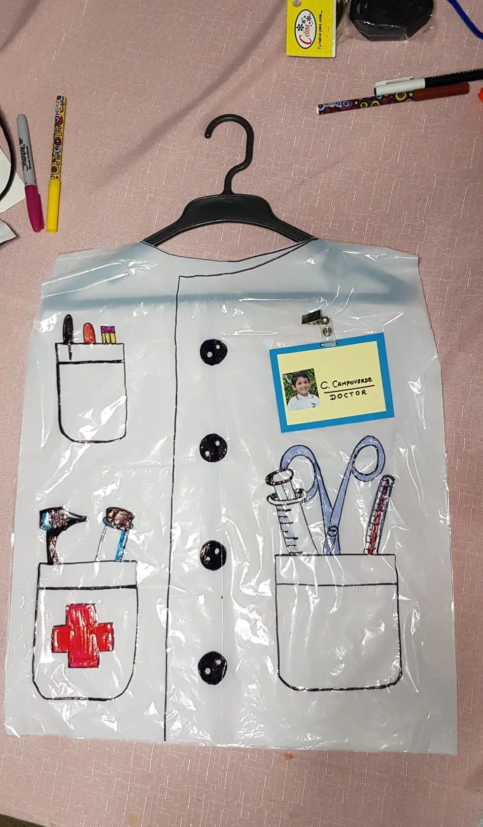 Traje doctor con funda blanca. Reciclaje | Disfraz de profesiones, Oficios y profesiones, Manualidades educativas Traje doctor con funda blanca. Reciclaje | Disfraz de profesiones, Oficios y profesiones, Manualidades educativas