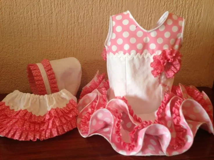 Traje de flamenca bebé ,confeccionado en pique blanco y popelín ... Traje de flamenca bebé ,confeccionado en pique blanco y popelín ...