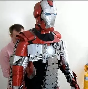 Traje de Iron Man que se acopla como maletín al mismo estilo Iron ...