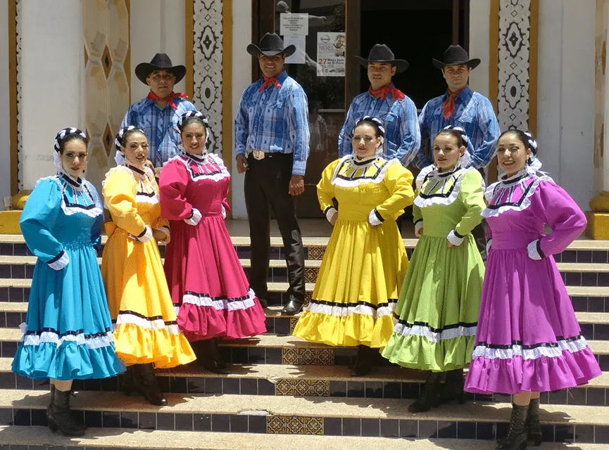 Traje típico de Chihuahua - Vestimenta tradicional de hombre y mujer Traje típico de Chihuahua - Vestimenta tradicional de hombre y mujer