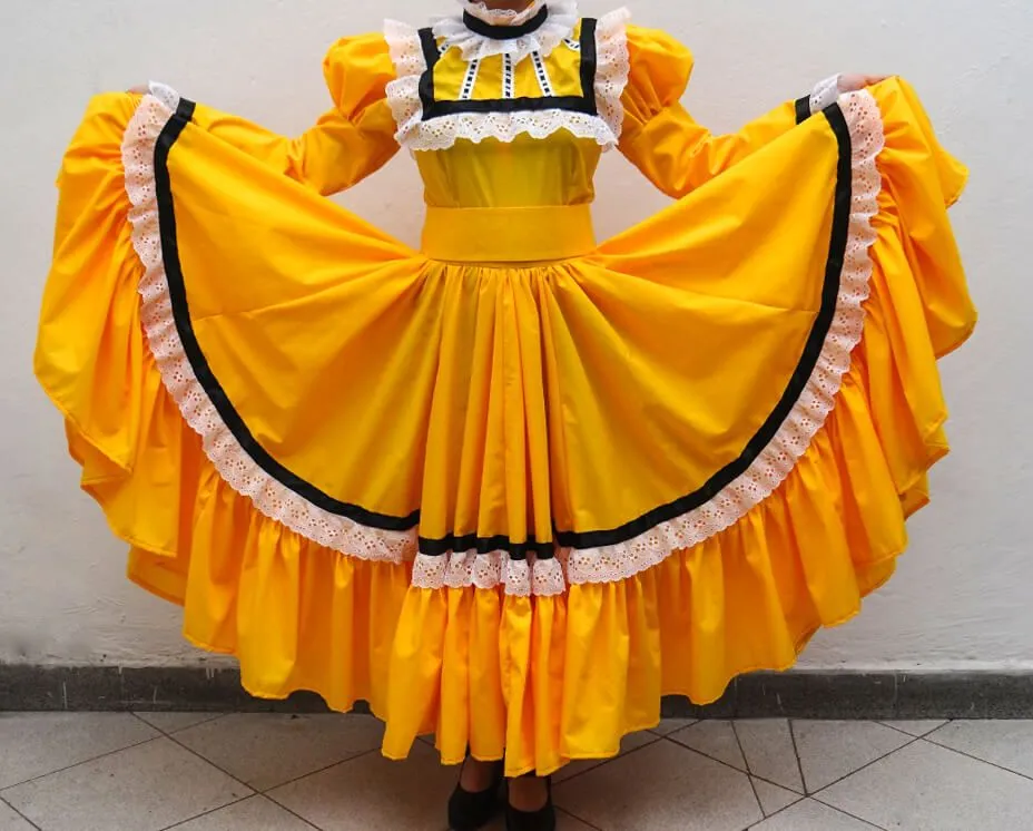 Traje típico de Coahuila - Vestimenta tradicional de Hombre y Mujer Traje típico de Coahuila - Vestimenta tradicional de Hombre y Mujer