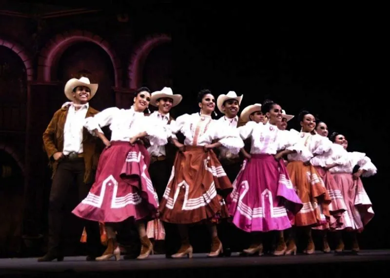 Traje típico de Nuevo León, “vestuario elegante” que difunde iden... Traje típico de Nuevo León, “vestuario elegante” que difunde iden...