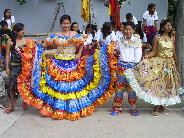 Como hacer un traje típico con material reciclado - Imagui