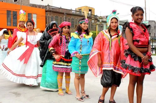 Traje tipico con material reciclado - Imagui