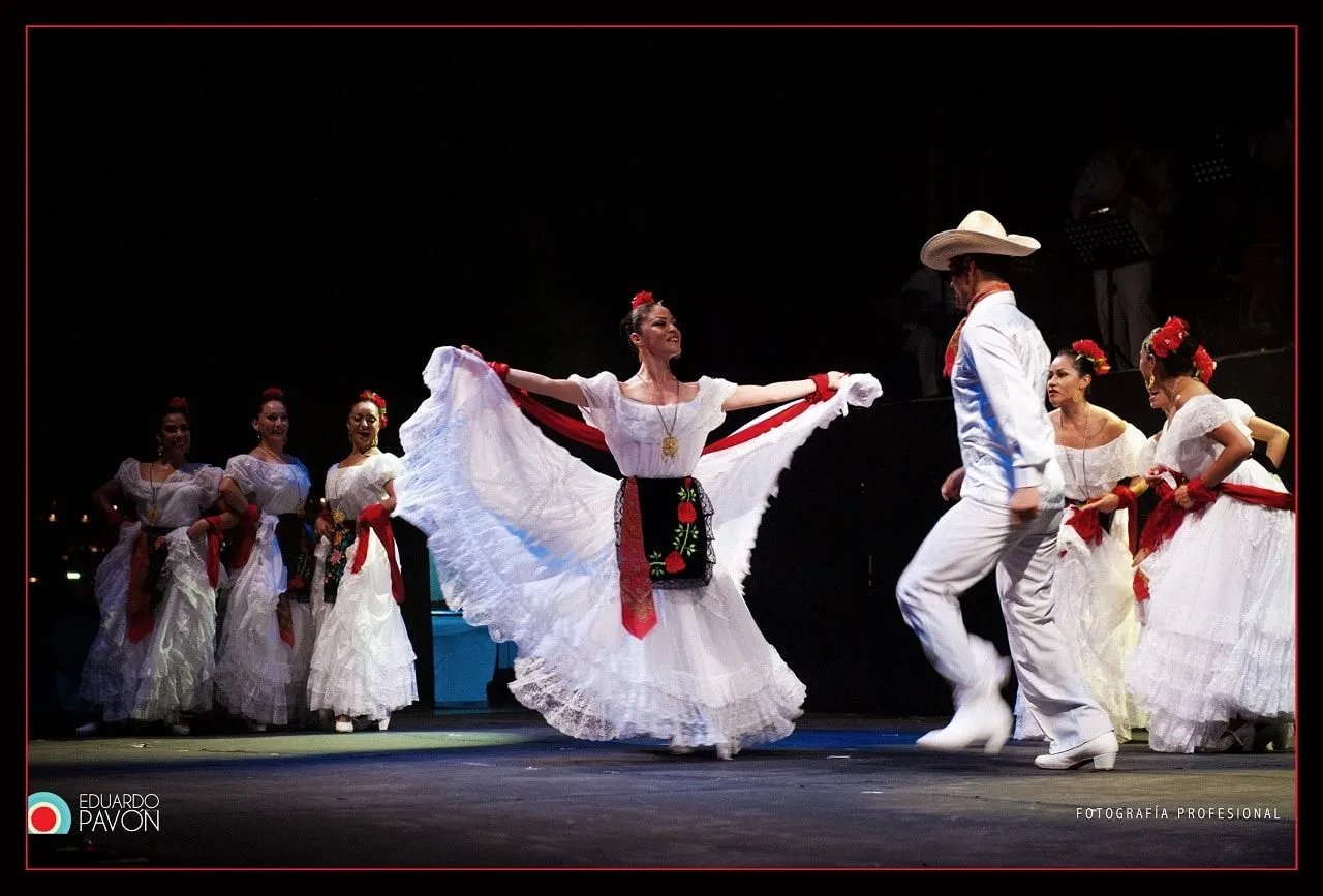 Traje típico de Veracruz, síntesis entre las culturas mexicana y española |  Actualidad Viajes
