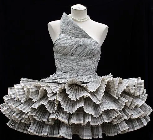 De@rte: vestido echo con papel periodico .. :o