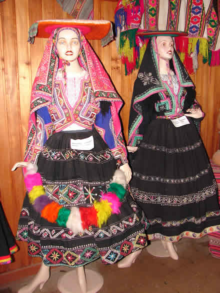 ALGUNOS TRAJES TIPICOS DEL DEPARTAMENTO DE CUSCO ALGUNOS TRAJES TIPICOS DEL DEPARTAMENTO DE CUSCO