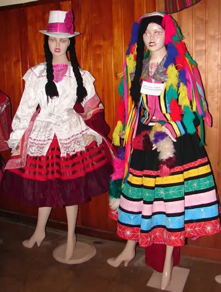 ALGUNOS TRAJES TIPICOS DEL DEPARTAMENTO DE CUSCO ALGUNOS TRAJES TIPICOS DEL DEPARTAMENTO DE CUSCO