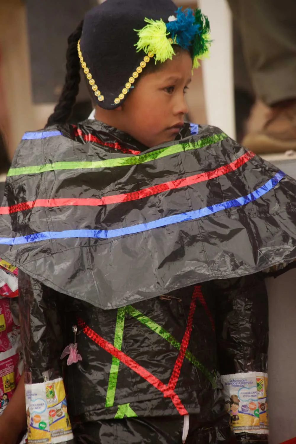 Trajes típicos del folclore boliviano hechos de material reciclable | Urgentebo Trajes típicos del folclore boliviano hechos de material reciclable | Urgentebo