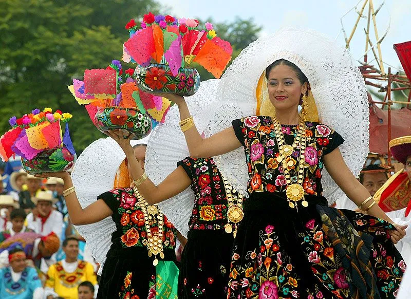 Trajes típicos llenos de tradición - México • Trajes típicos llenos de tradición - México •