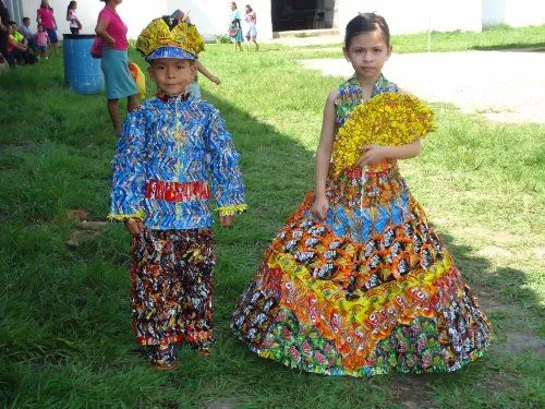 Trajes tipicos con material reciclable para niños - Imagui