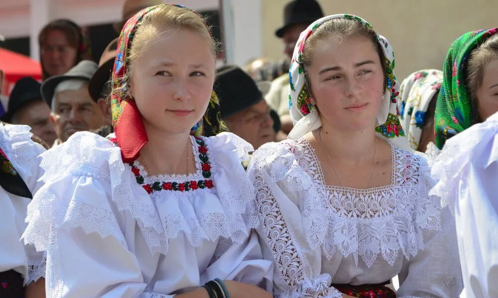 Trajes típicos rumanos y vestimenta típica de Rumanía Trajes típicos rumanos y vestimenta típica de Rumanía