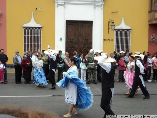 Trajes Tipicos en Trujillo - Fotos de Peru - LosViajeros Trajes Tipicos en Trujillo - Fotos de Peru - LosViajeros