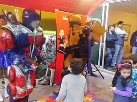 Transformers Optimus Prime y Bumblebee show para cumpleaños y ... Transformers Optimus Prime y Bumblebee show para cumpleaños y ...