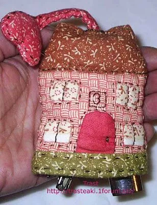 TRASTEANDO: Patchwork Casita Llavero tutorial y un año.... TRASTEANDO: Patchwork Casita Llavero tutorial y un año....