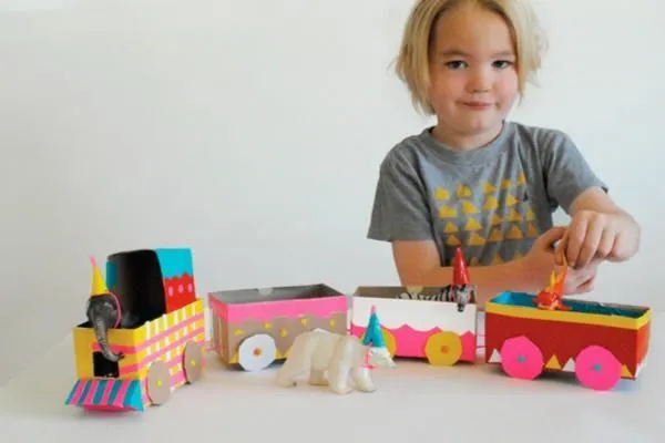 tren de cartón decorado con cintas de colores | Transportes para ... tren de cartón decorado con cintas de colores | Transportes para ...