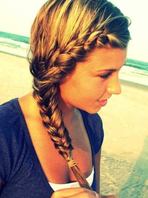 Cómo hacer una trenza ladeada paso a paso - DeGuapas. Cómo hacer una trenza ladeada paso a paso - DeGuapas.