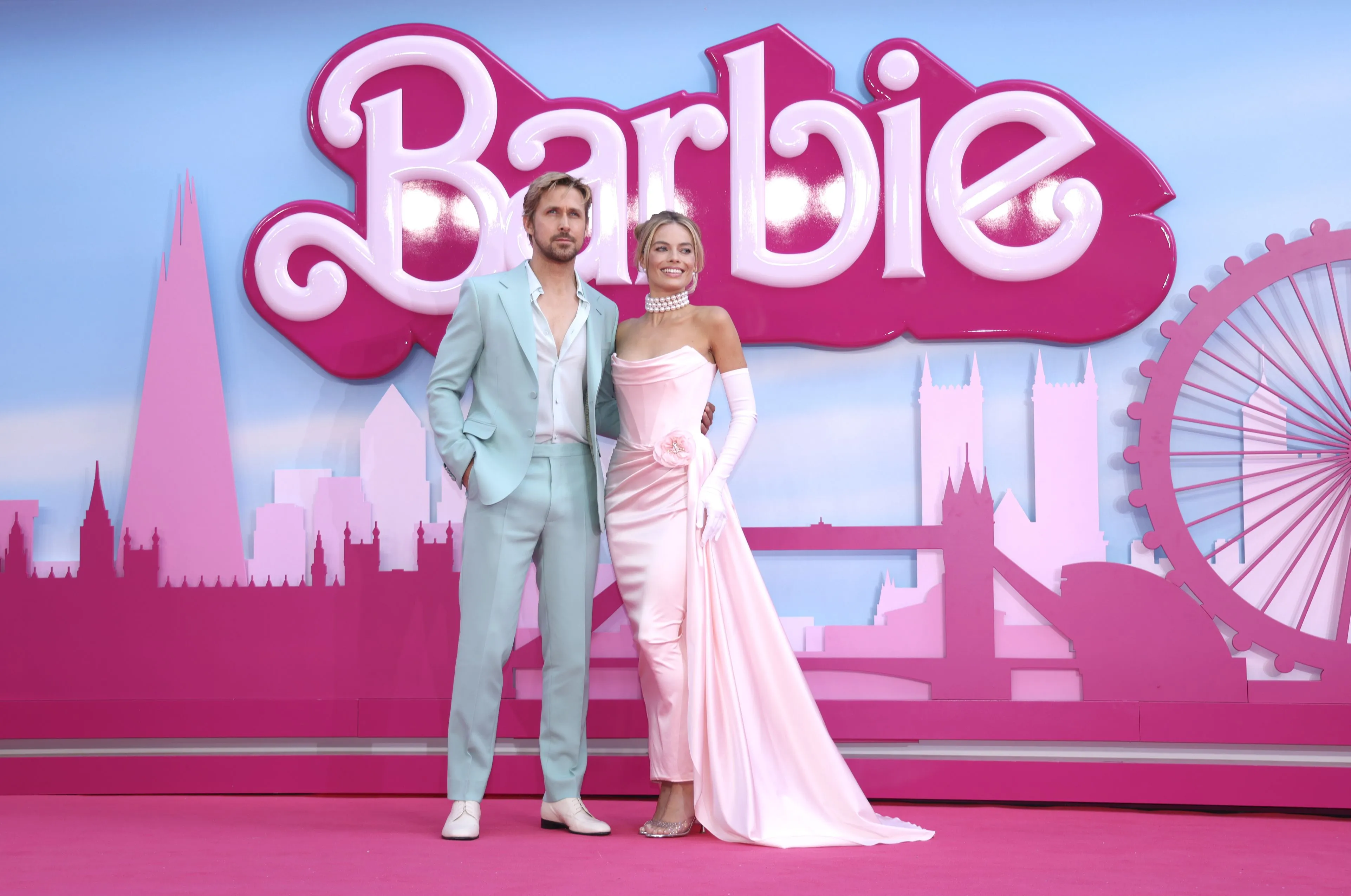 El triunfo del rosa: de cómo el estreno de 'Barbie' ha logrado ser el fenómeno cultural y comercial del año | Cultura | EL PAÍS El triunfo del rosa: de cómo el estreno de 'Barbie' ha logrado ser el fenómeno cultural y comercial del año | Cultura | EL PAÍS