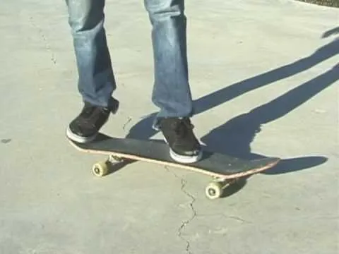 Cómo hacer trucos en patineta : Cómo hacer un kickflip en patineta ...