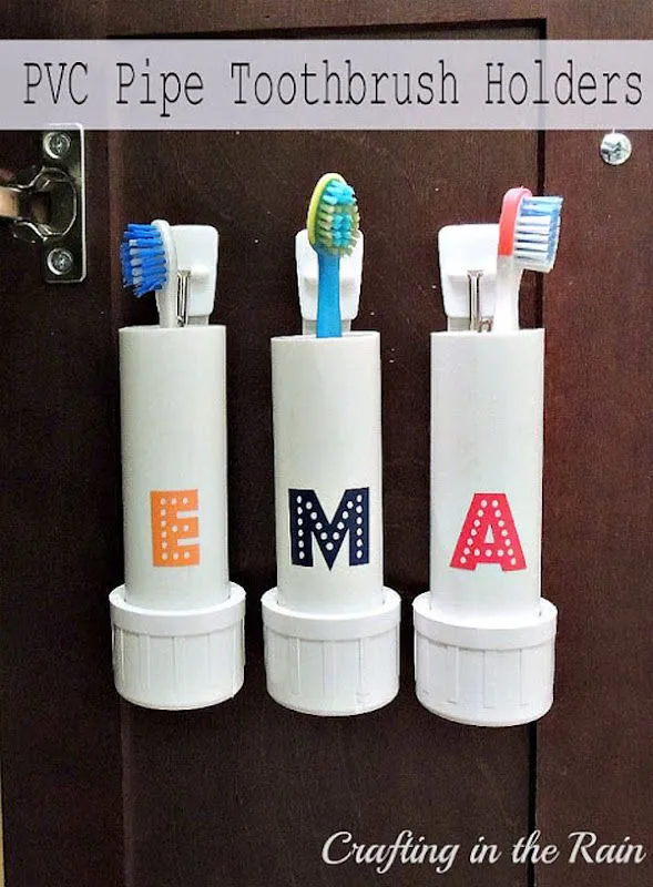 Tuberías de plástico como portacepillos de dientes. Tuberías de plástico como portacepillos de dientes.