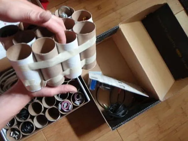 Tubos de papel higiénico para organizar los cables - Guía de ... Tubos de papel higiénico para organizar los cables - Guía de ...